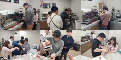 커피만들기 체험하고 있는 이용자들 모습