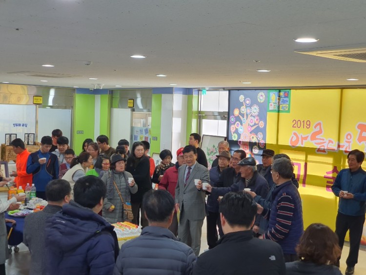 작품발표회 기념식 건배사하는 모습