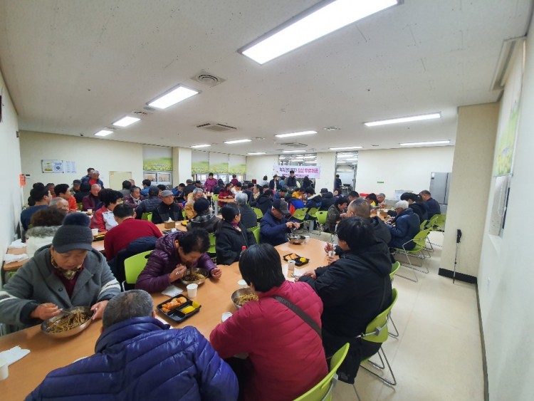 점심식사중인 이용자들 모습(왼쪽측면)