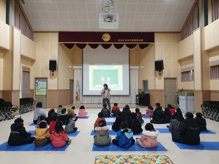강당에서 다같이 모여 교육이 진행되고 있는 모습 (뒤에서 찍은 사진)
