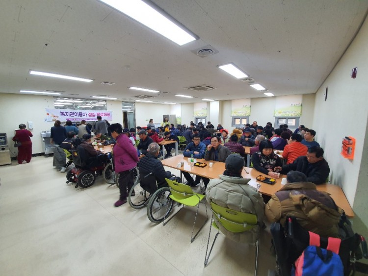 점심식사중인 이용자들 모습(오른쪽측면)