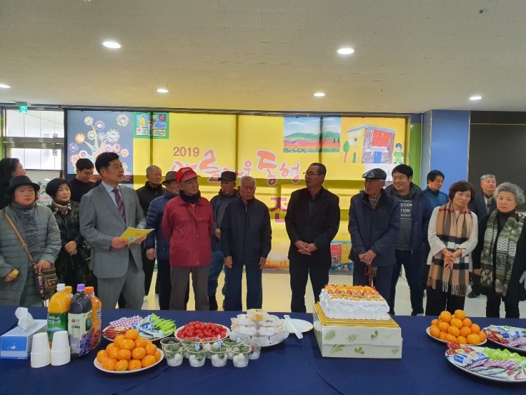 작품발표회 기념식 관장님 인사말하는 모습 (전면에서 찍은 사진)