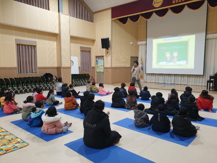 강당에서 다같이 모여 교육이 진행되고 있는 모습 (우측에서 찍은 사진)