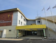 복지관 출입구 개선 공사 완료